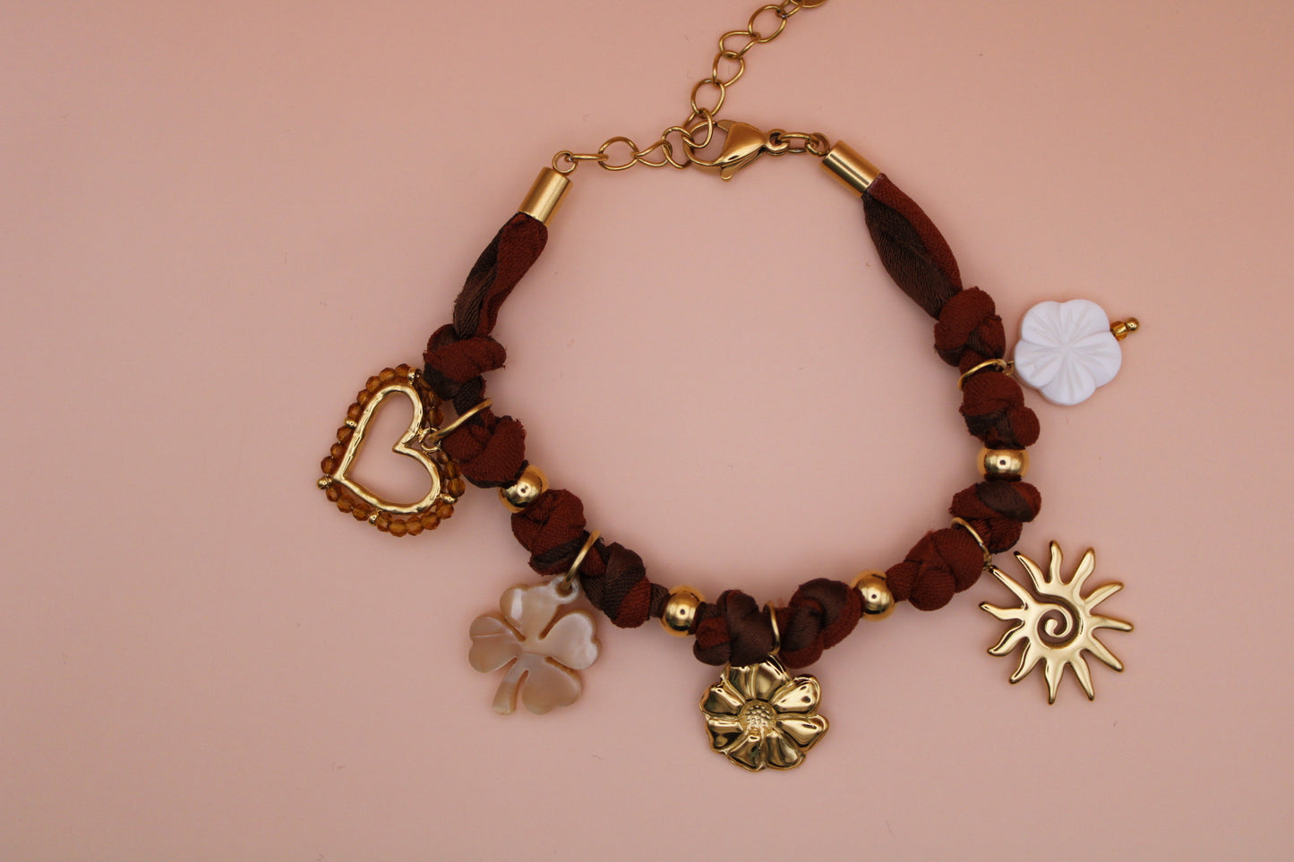 Bracelet tissus marron et charms