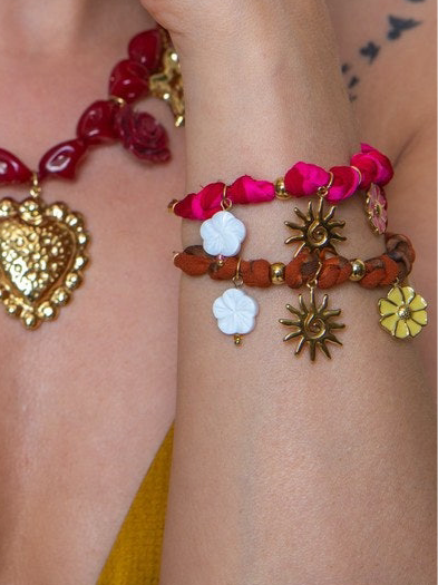 Bracelet tissus rose et charms