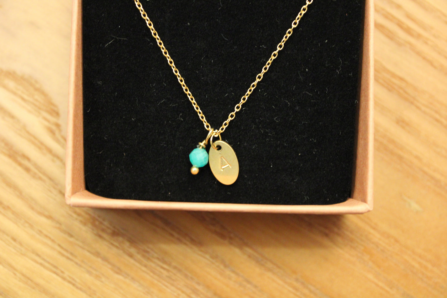 Collier pierre de naissance & initiale✨création-Estampé à la main