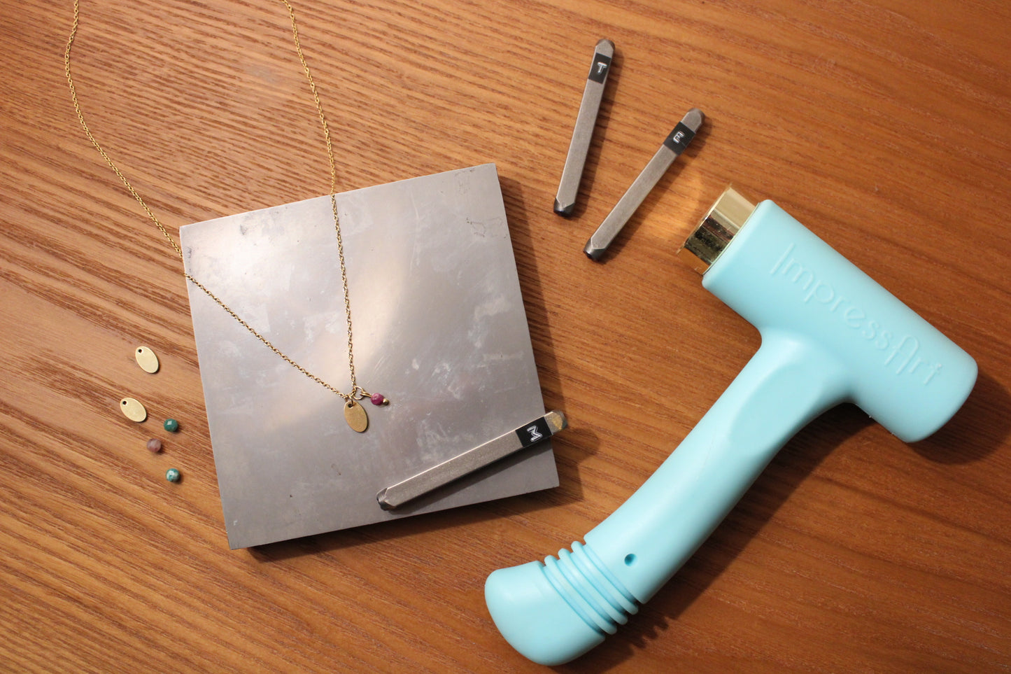 Collier pierre de naissance & initiale✨création-Estampé à la main